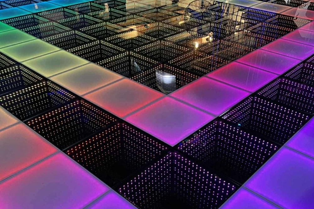 Projector Screens Elevate Sound and Staging